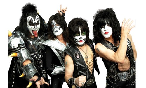 KISS 'MAKYAJSIZ' GERİ DÖNÜYOR